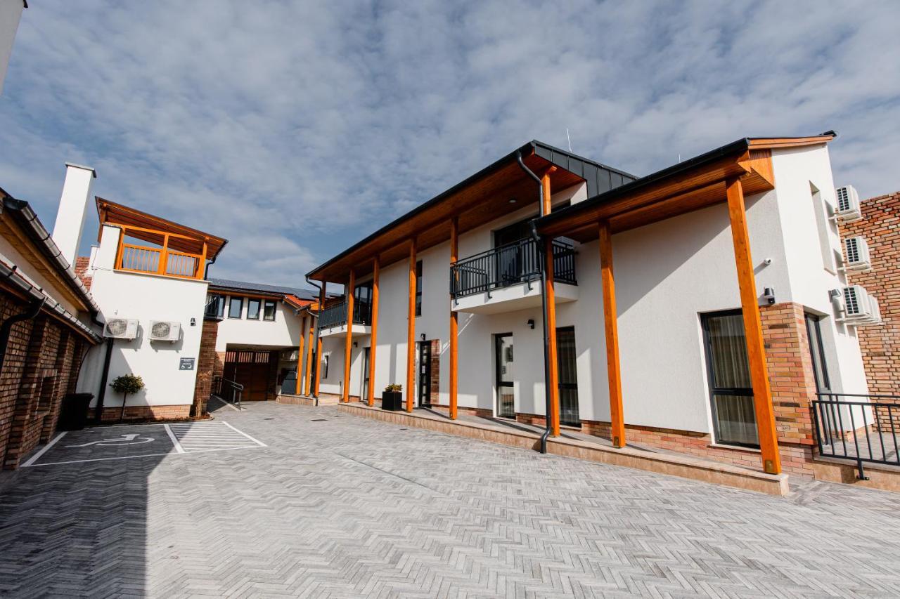 H11 Rooms Strigoniu Exterior foto